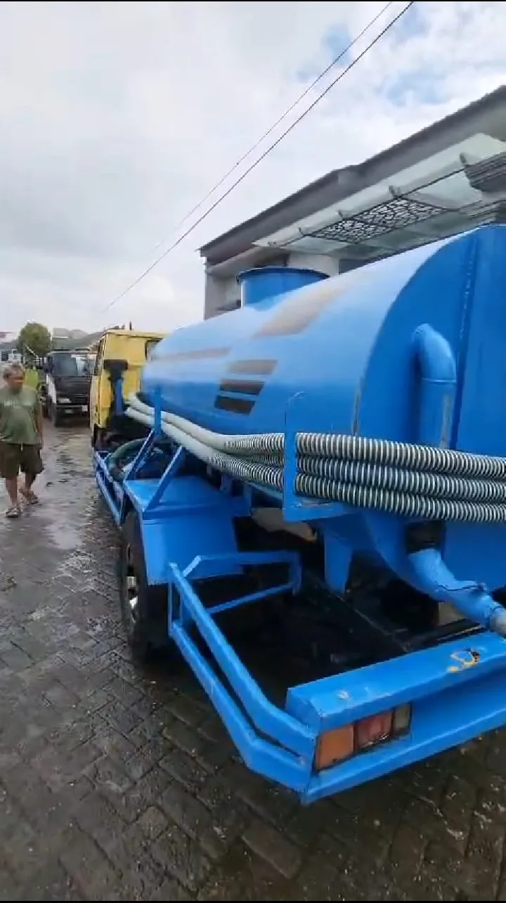 Truk tangki biru dari arah belakang