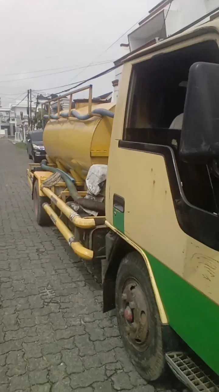 Truk tangki kuning di jalan