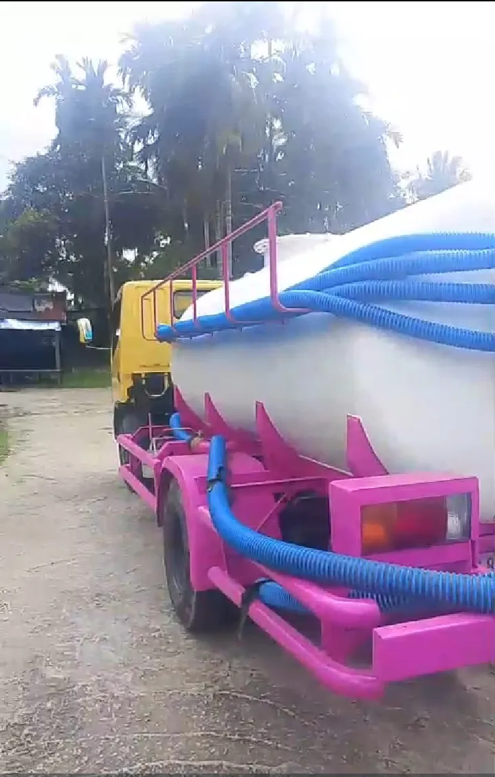 Truk tangki dengan selang biru