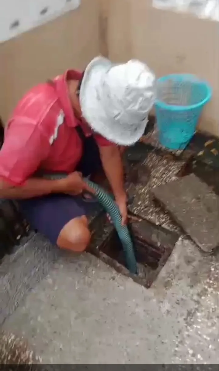 Petugas menyedot saluran buangan dengan selang