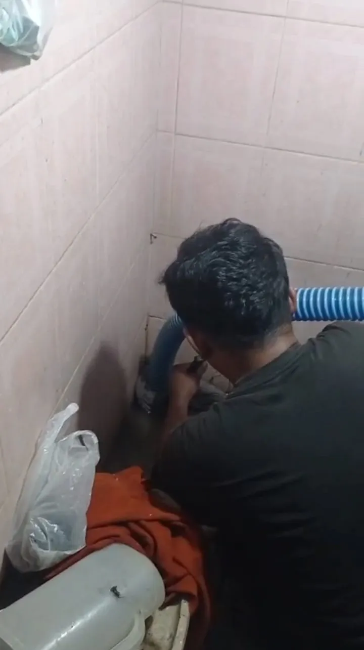 Petugas menyedot saluran di kamar mandi
