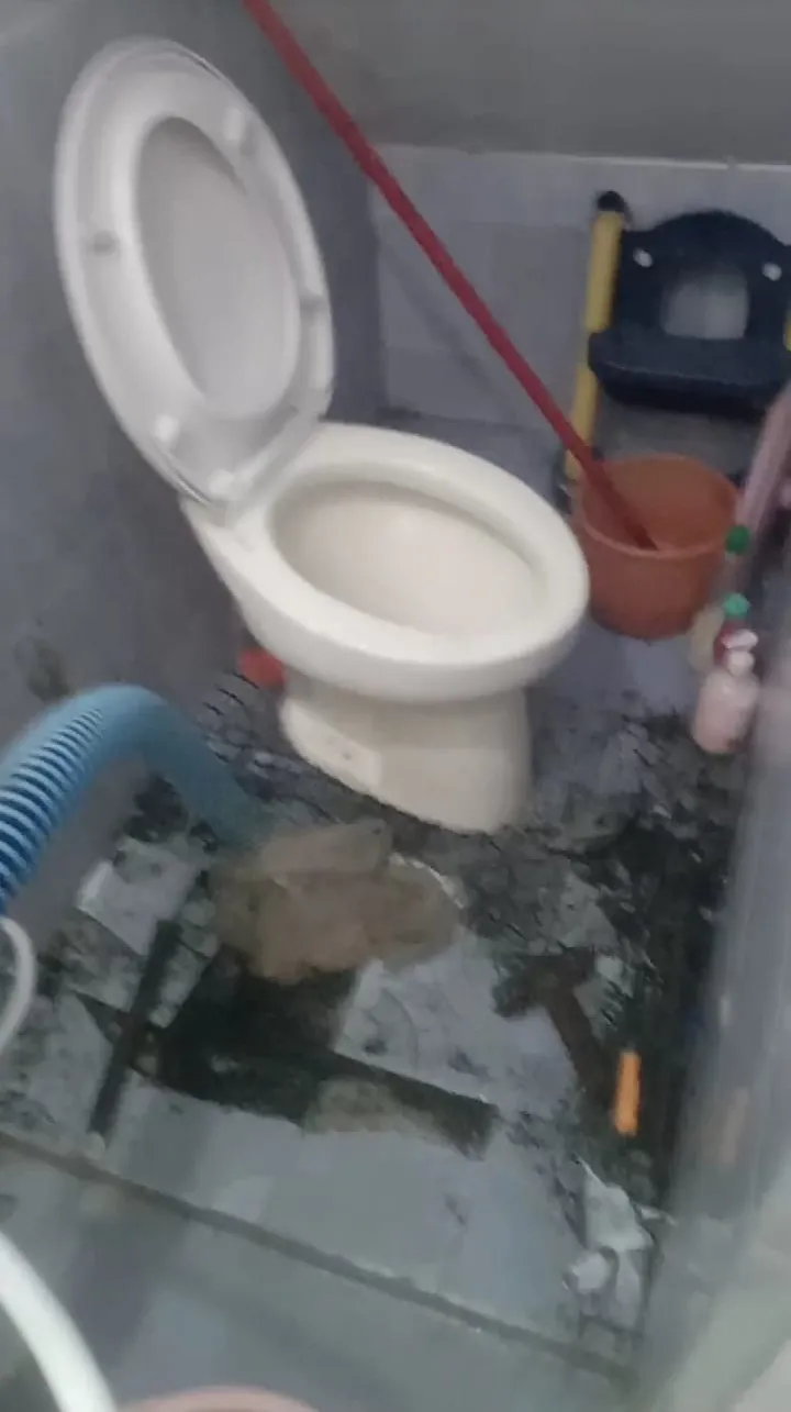Closet dan saluran WC saat dibersihkan